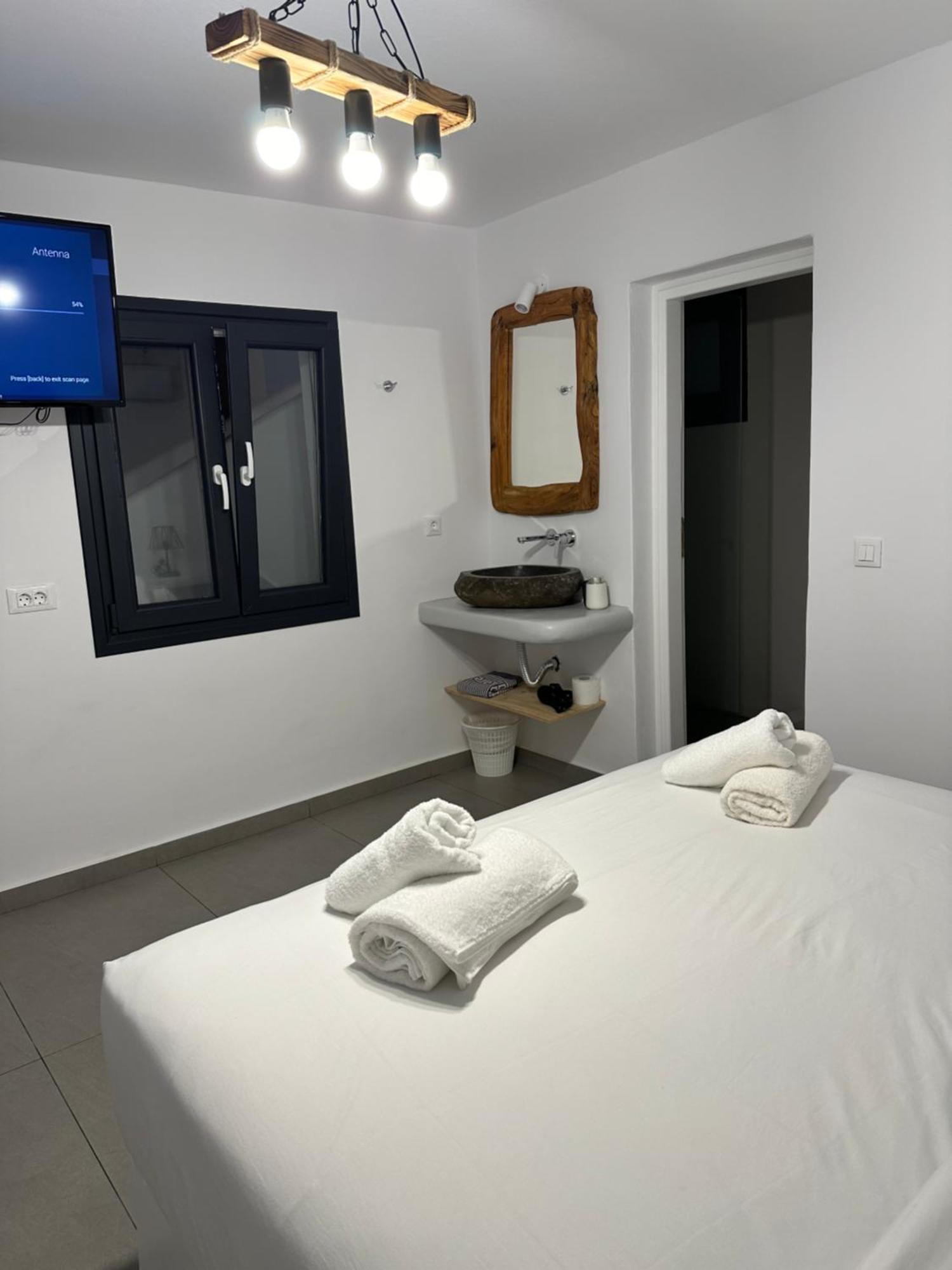 The Coast Suites Tourlos Extérieur photo